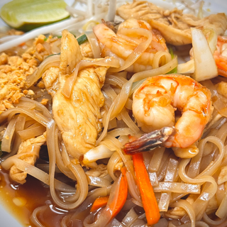T4. Chicken & Shrimp Pad Thai (Pad DB)