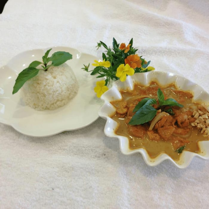 C19. Chicken Curry w/ Rice (Com Curry Ga).