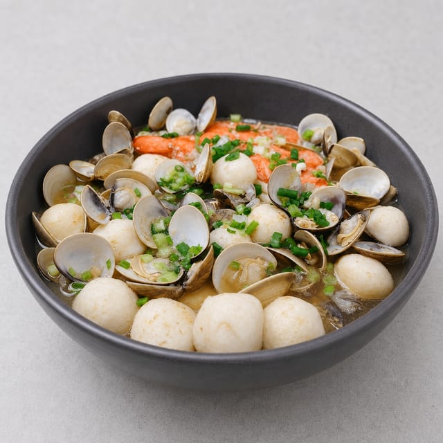 S10. Baby Clams with Rice Clay Pot (Com Hen).