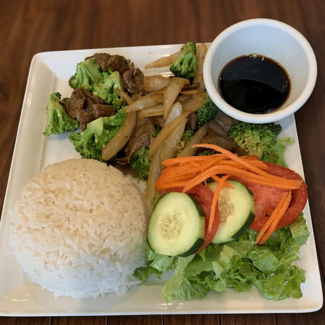 C18. StirFry Bo & Broccoli w/ Rice (Com Bo Bong Cai).